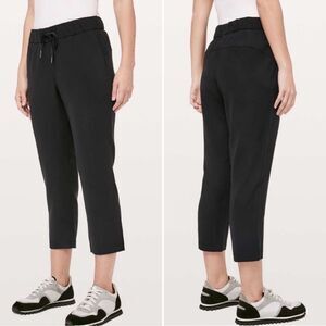 Lululemon On The Fly Crop Woven 23" in Black Size 4